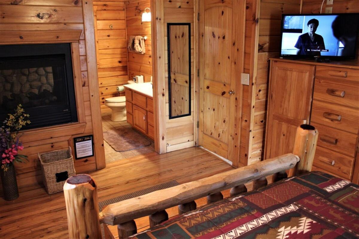 Mountain Joy -Private Treehouse Style Cabin That Sleeps 4-Free Tickets Gatlinburg Dış mekan fotoğraf
