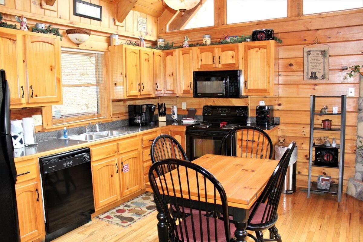 Mountain Joy -Private Treehouse Style Cabin That Sleeps 4-Free Tickets Gatlinburg Dış mekan fotoğraf
